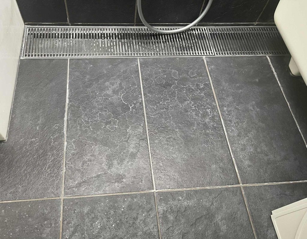 バスルームタイル清掃：ビフォーアフター